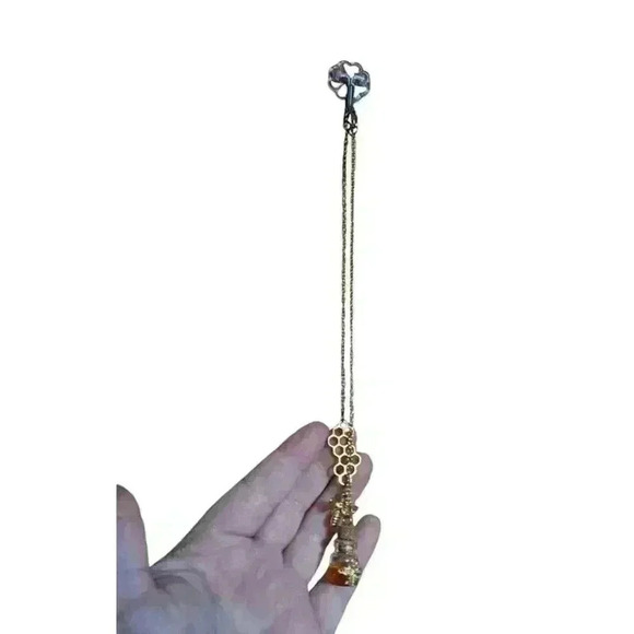 circe boutique Jewelry - NWOT honeybee necklace!